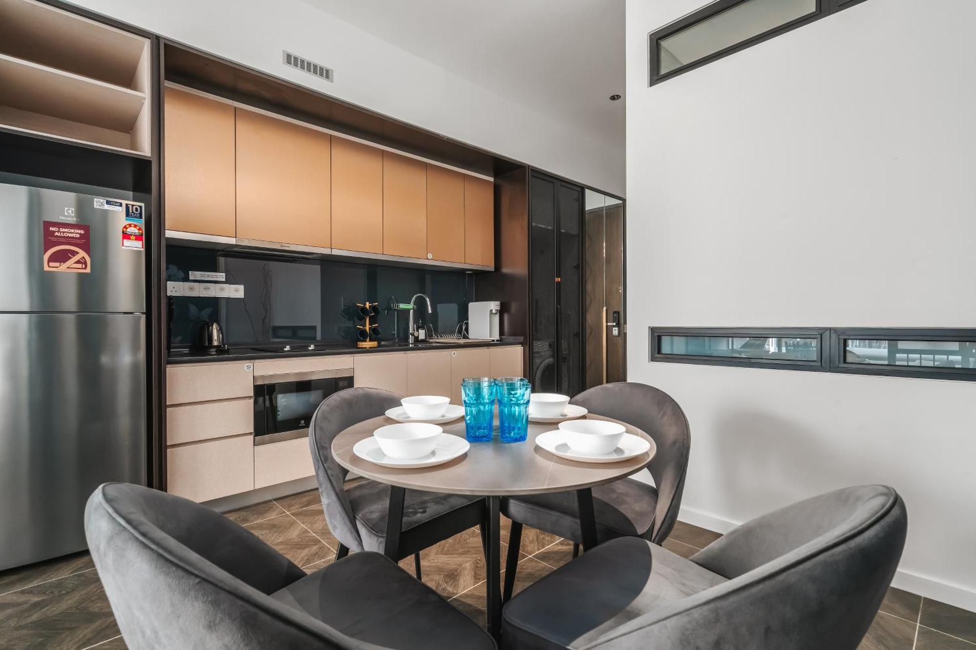 Scarletz Klcc Apartments By Soulasia 쿠알라룸푸르 외부 사진